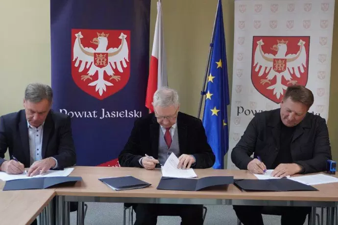 Wicestarosta Stanisław Pankiewicz oraz Etatowy Członek Zarządu Powiatu w Jaśle Jan Muzyka, w imieniu Powiatu, podpisują umowę z wykonawcą - właścicielem firmy KES-BUD