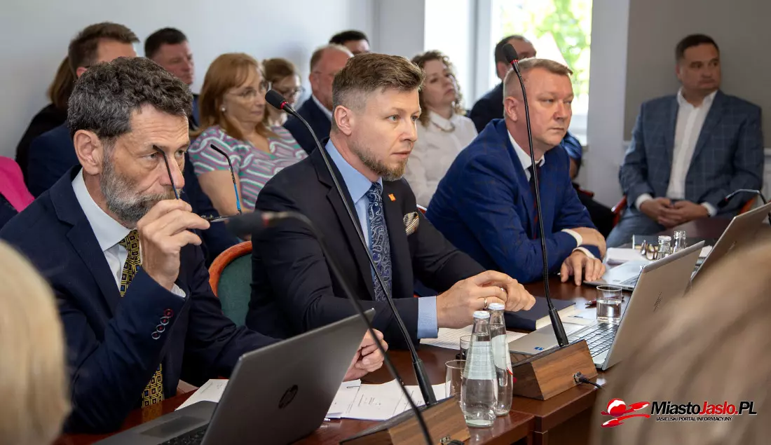 Adam Kostrząb burmistrz miasta Jasła na sesji rady miejskiej